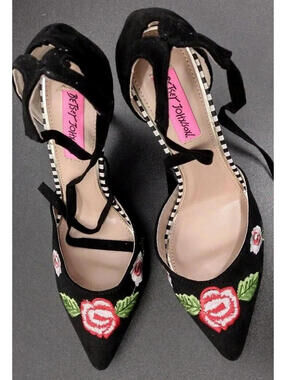 Betsey Johnson Stiletto Sexy Embroidered Roses Size 7 Pink Rose Pointy Black NEW
